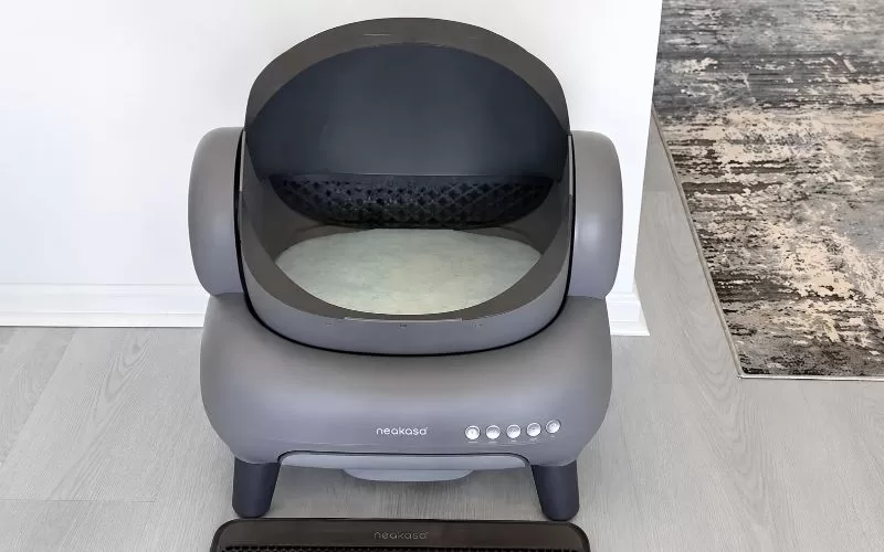 Neakasa M1 self-cleaning litter box filled with crystal litter