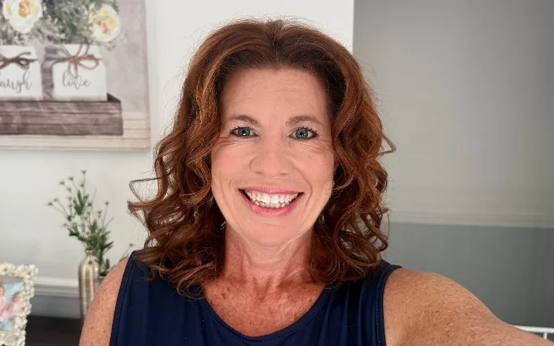 Shoulder-length wavy hair before styling with the TYMO CURLPRO PLUS automatic curler.